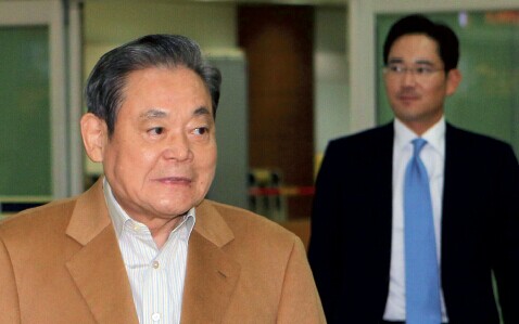 p74 在三星電子董事長李健熙住院之后，李在镕（右）將繼承三星電子、金融、建筑等集團主力業務部門的格局更加明晰。 CFP