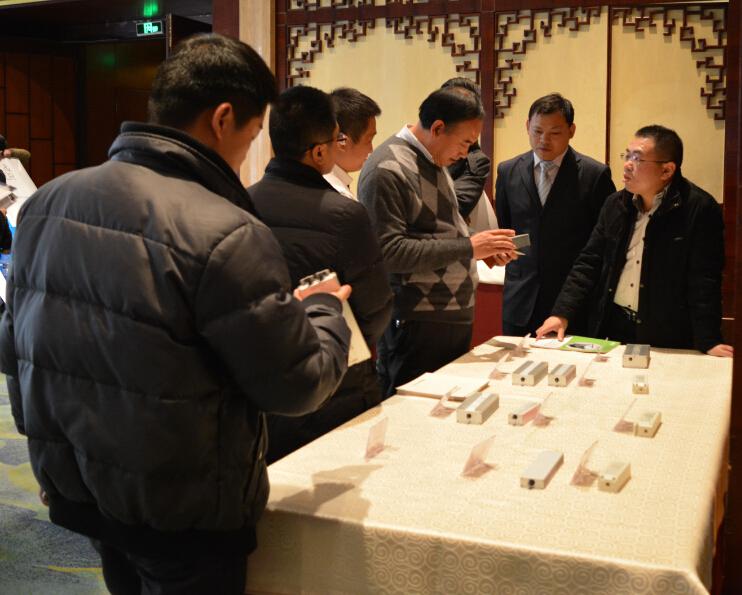 眾多參會企業代表對天寶現場展示的LED驅動電源產品表現出濃厚的興趣 