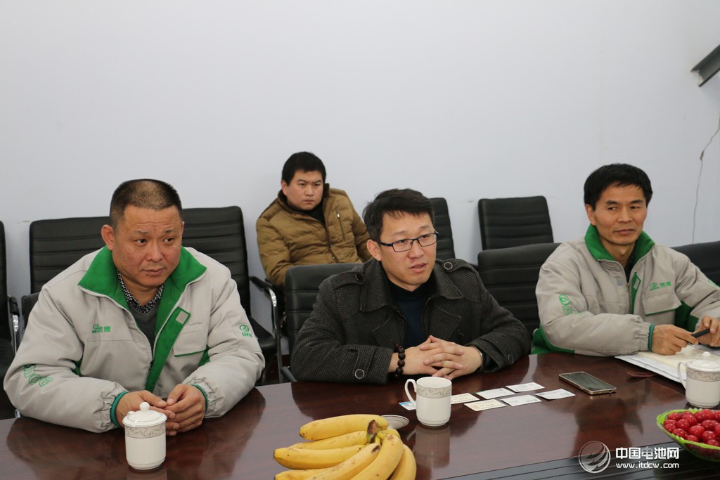 活動得到了山東省汽車行業(yè)協(xié)會的大力支持。圖為調(diào)研團(tuán)在山東德州——德州寶雅新能源汽車有限公司考察、交流。 活動得到了山東省汽車行業(yè)協(xié)會的大力支持。圖為調(diào)研團(tuán)在山東德州——德州寶雅新能源汽車有限公司考察、交流。