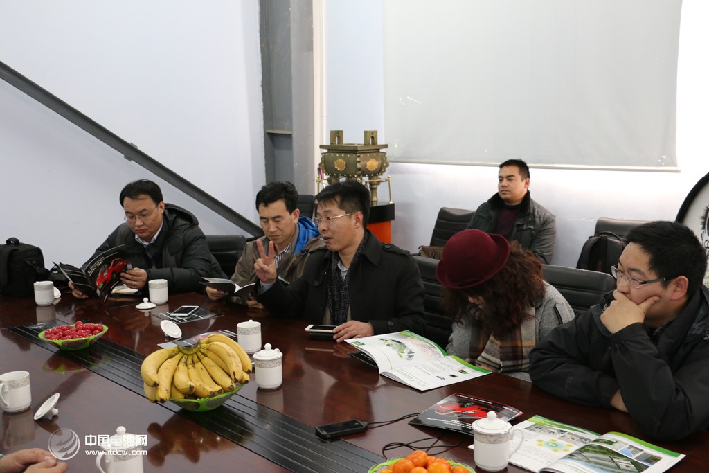 活動得到了山東省汽車行業(yè)協(xié)會的大力支持。圖為調(diào)研團(tuán)在山東德州——德州寶雅新能源汽車有限公司考察、交流。 活動得到了山東省汽車行業(yè)協(xié)會的大力支持。圖為調(diào)研團(tuán)在山東德州——德州寶雅新能源汽車有限公司考察、交流。