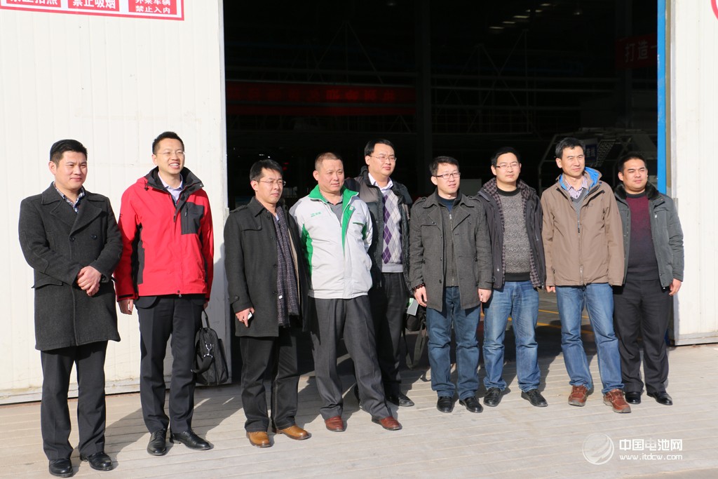 活動得到了山東省汽車行業(yè)協(xié)會的大力支持。圖為調(diào)研團(tuán)在山東德州——德州寶雅新能源汽車有限公司考察、交流。 活動得到了山東省汽車行業(yè)協(xié)會的大力支持。圖為調(diào)研團(tuán)在山東德州——德州寶雅新能源汽車有限公司考察、交流。