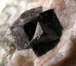 生長高效鈣鈦礦太陽能電池新技術問世