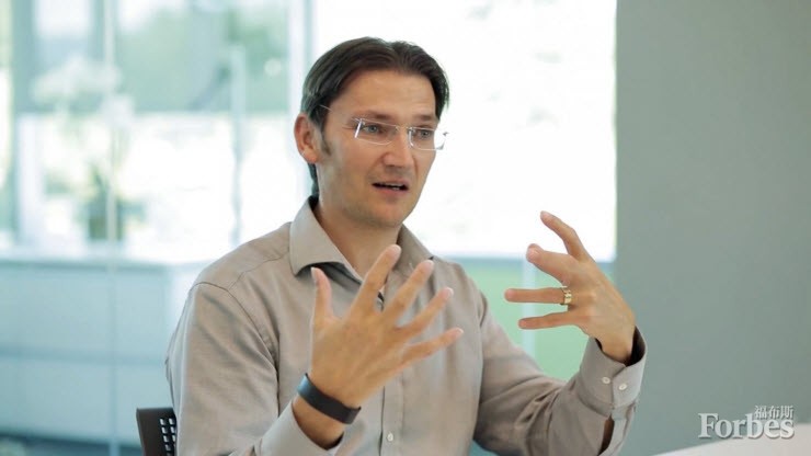 前梅賽德斯奔馳北美研發(fā)中心掌門人約翰?諸維爾特(Johann Jungwirth)最近被蘋果招致麾下。 前梅賽德斯奔馳北美研發(fā)中心掌門人約翰?諸維爾特(Johann Jungwirth)最近被蘋果招致麾下。