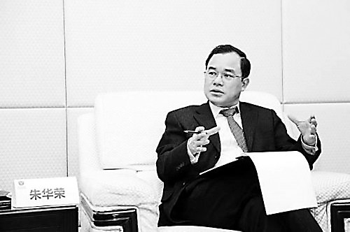 3月6日，長安汽車在重慶正式發布了面向未來10年的新能源汽車發展戰略。根據戰略內容，長安將以純電驅動為主線，同步發展插電式混合動力及純電動兩大技術平臺，力爭通過十年，推出34款產品，累積銷量達到200萬輛。為達到這一目標，未來十年，長安汽車將投入180億元，從研發、技術、供應、運營4個層面給予強力保障。對于這樣的宏大規劃，長安是如何考慮的？本報專訪了長安汽車總裁朱華榮。