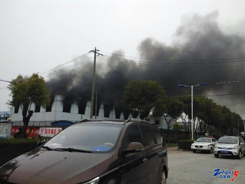 江蘇常州超創(chuàng)電池倉庫起火黑煙滾滾 消防速救挽損失