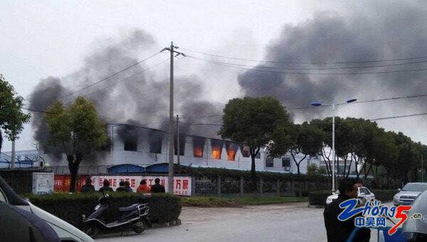 江蘇常州超創(chuàng)電池倉庫起火黑煙滾滾 消防速救挽損失