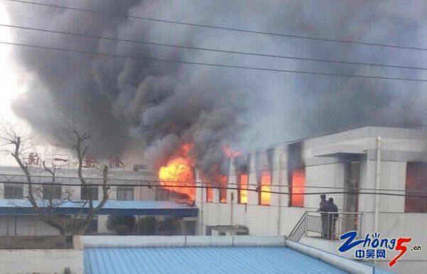 江蘇常州超創(chuàng)電池倉庫起火黑煙滾滾 消防速救挽損失