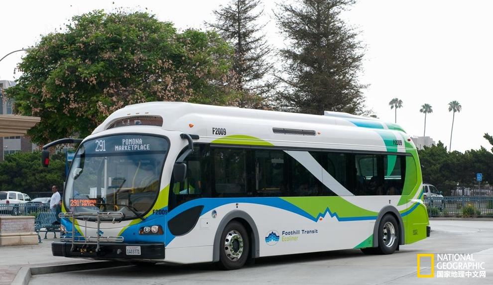 在加州波莫納市的轉運中心，山麓客運公司的Ecoliner車正緩緩駛入充電站。