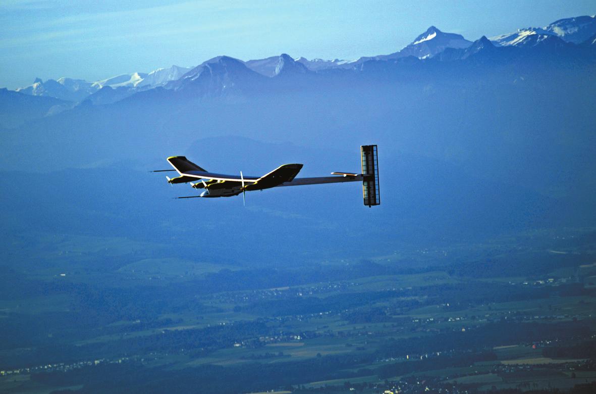 世界最大太陽能電池飛機飛抵重慶 風大點就會飄 世界最大太陽能電池飛機飛抵重慶 風大點就會飄