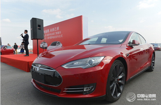 特斯拉Model S P85D“全輪驅(qū)動”中國新能源汽車