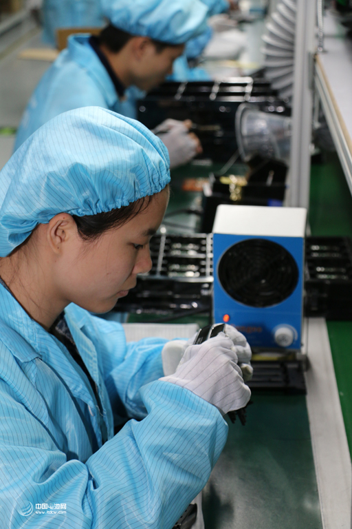 生產線上每一位員工一絲不茍 生產線上每一位員工一絲不茍