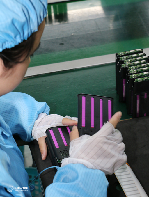 生產線上員工對產品制造流程的細節(jié)精益求精，確保每一只產品質量