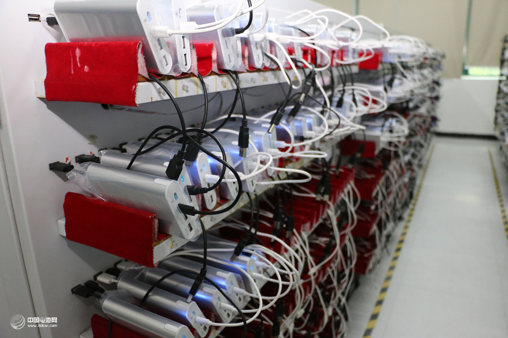 這是電小二自己發(fā)明的產品老化試驗設備，確保產品充放測試