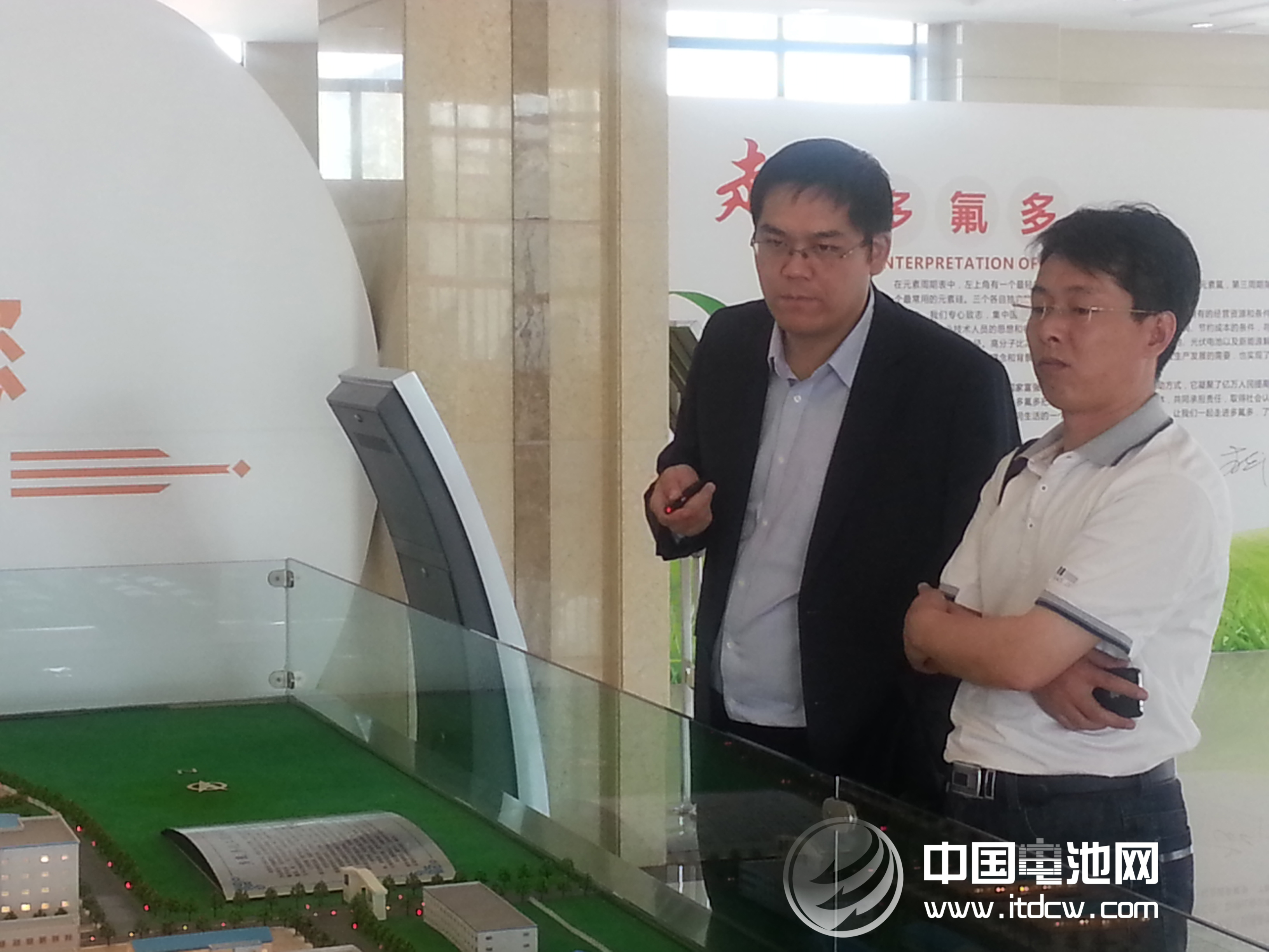 多氟多化工股份有限公司副總經理李云峰陪同中國電池網CEO于清教考察