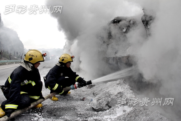 黔西一大掛車自燃  價(jià)值400萬(wàn)碳酸鋰損失過(guò)半