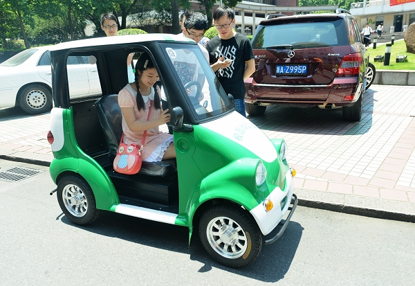 鋰電池微公交現身浙大 充滿電可行駛100公里 鋰電池微公交現身浙大 充滿電可行駛100公里