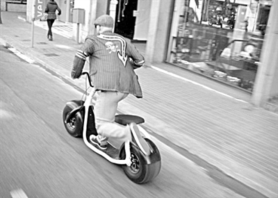 超寬超厚輪胎電動(dòng)踏板車 車載電池可維持25天 超寬超厚輪胎電動(dòng)踏板車 車載電池可維持25天