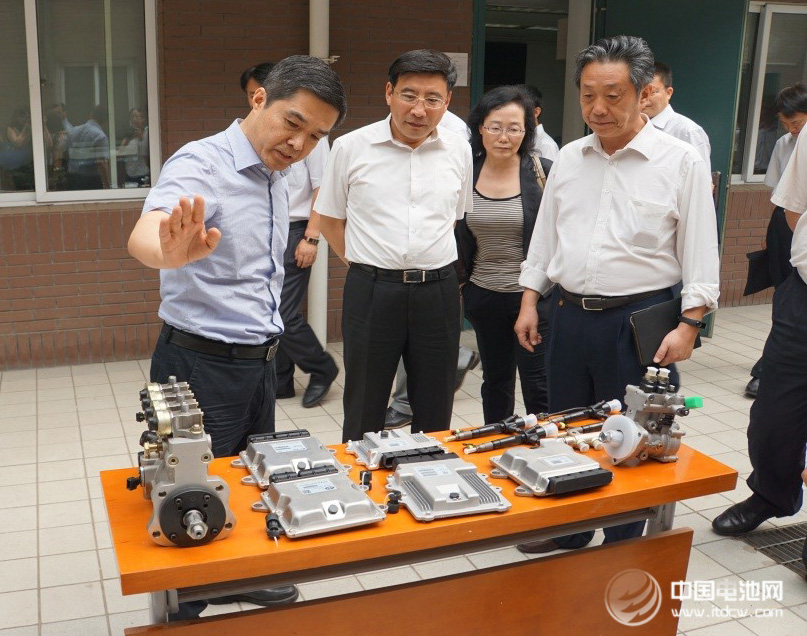 工信部部長苗圩參觀億華通燃料電池發(fā)動機等產(chǎn)品