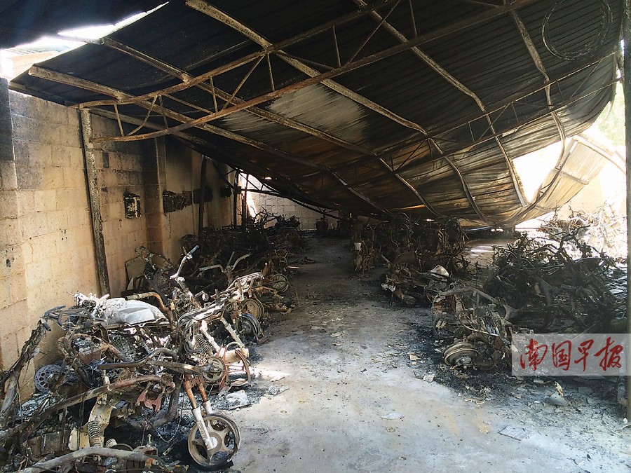 車棚失火燒掉60多輛電動車 疑為電動車過充引起 車棚失火燒掉60多輛電動車 疑為電動車過充引起