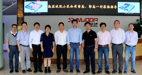 小米科技CEO雷軍參觀欣旺達 體驗小米產(chǎn)品生產(chǎn)環(huán)節(jié) 小米科技CEO雷軍參觀欣旺達 體驗小米產(chǎn)品生產(chǎn)環(huán)節(jié)