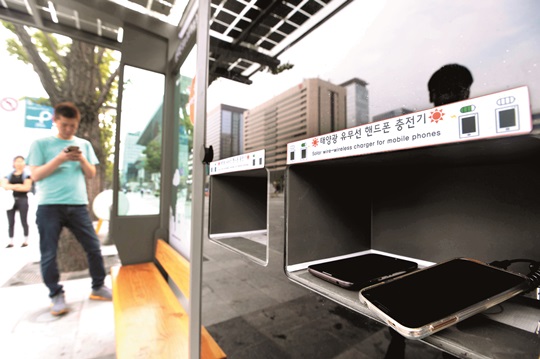 首爾公交站裝太陽能電池組  可同時為60部手機充電