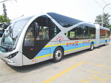 青島18米長雙源電車運行 邊行駛邊給電池充電