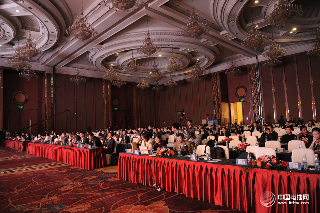 2014年第二屆中國(成都)鋰電新能源產業國際高峰論壇現場 資料圖片/中國電池網 2014年第二屆中國(成都)鋰電新能源產業國際高峰論壇現場 資料圖片/中國電池網