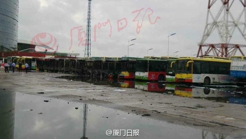 廈門公交場站起火 11車被燒損1人送醫途中身亡