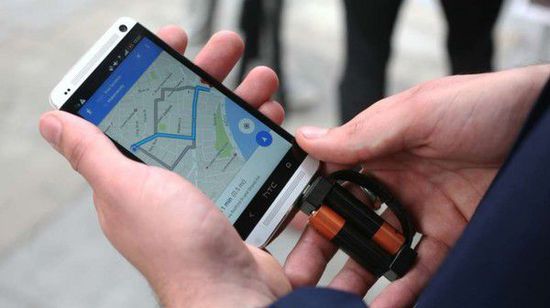 簡易移動電源：兩節(jié)5號電池就能給手機供電