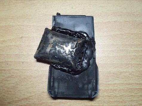 長春小伙用針扎鼓包手機(jī)電池 引發(fā)電池爆炸 長春小伙用針扎鼓包手機(jī)電池 引發(fā)電池爆炸