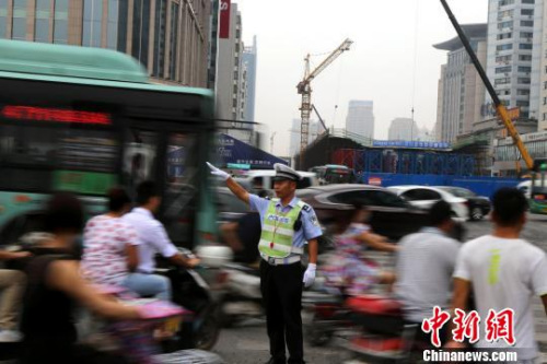鄭州:電動車大軍浩浩蕩蕩 安全隱患引爭議不斷 鄭州:電動車大軍浩浩蕩蕩 安全隱患引爭議不斷