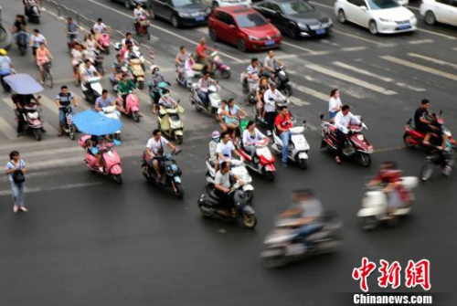 14399鄭州:電動車大軍浩浩蕩蕩 安全隱患引爭議不斷 14399鄭州:電動車大軍浩浩蕩蕩 安全隱患引爭議不斷