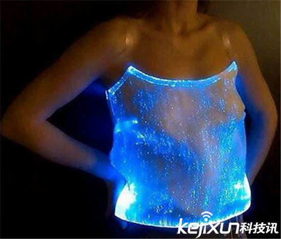 石墨烯和碳納米管紡織出電池衣服 出行不怕沒電了