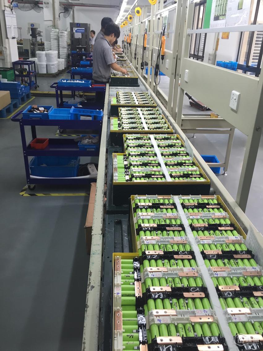 焊接好的電芯整齊排列在鋁箱里，一塊大電池含有1098顆電芯