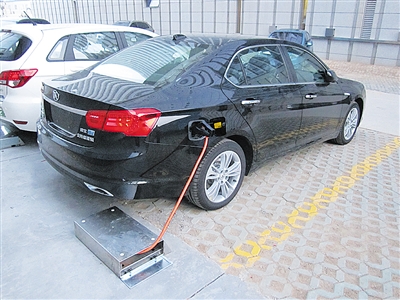 貴陽電動汽車充電樁建成近三年無人問津 貴陽電動汽車充電樁建成近三年無人問津