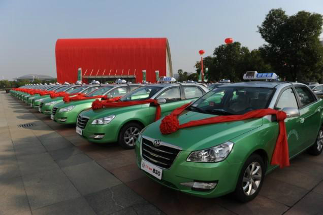 ，目前武漢新能源汽車示范推廣數(shù)量達(dá)3041臺(tái)，全市擁有充電設(shè)施684臺(tái)，這意味著平均每4.4輛新能源汽車就能共用一臺(tái)充電設(shè)施。 