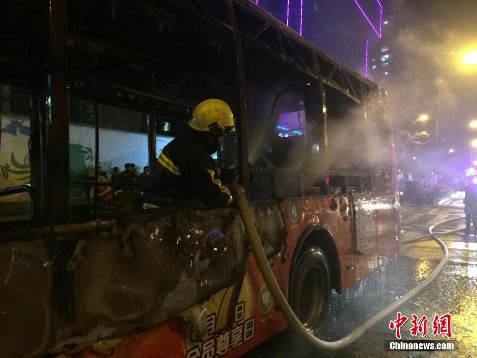 廈門金旅油電混合公交封停調(diào)查  原因：車輛尾部設(shè)備倉(cāng)起火