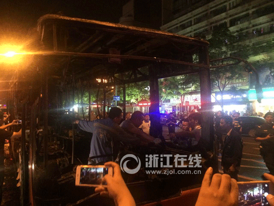 杭州自燃公交車自動滅火器為何失靈?45輛同款車全停運 杭州自燃公交車自動滅火器為何失靈?45輛同款車全停運