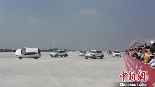 賽車(chē)手再表演車(chē)技 唐娟 攝