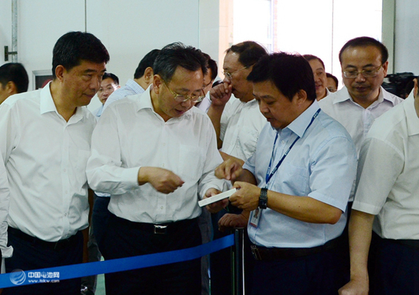 國軒高科總裁方建華正在向省委常委、副省長陳樹隆（左二）介紹我公司電池產(chǎn)品