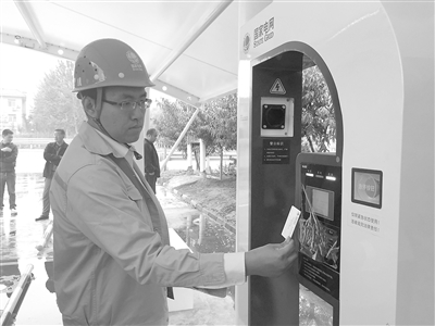 國網廊坊供電公司工作人員正在為電動汽車充電。記者張琳 攝