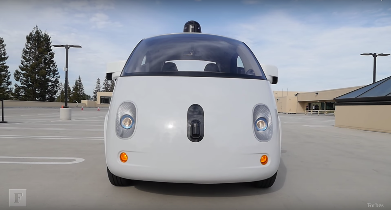 谷歌的自主駕駛汽車原型和安全駕駛員莎拉·漢尼根