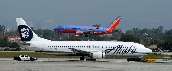 鋰電池又惹禍!阿拉斯加航空客機緊急備降 鋰電池又惹禍!阿拉斯加航空客機緊急備降