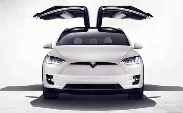 垂直打開的“鷹翼”車門 垂直打開的“鷹翼”車門