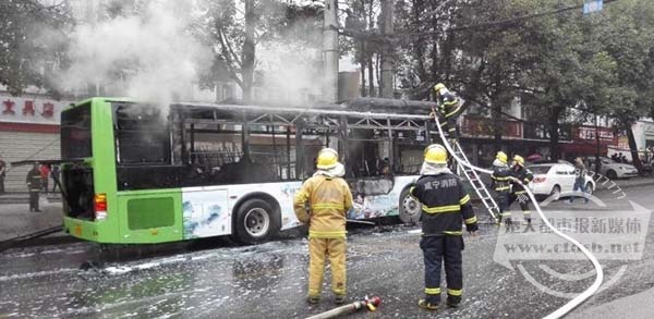 湖北咸寧一輛新能源公交自燃點著路邊變壓器 車價百萬 湖北咸寧一輛新能源公交自燃點著路邊變壓器 車價百萬