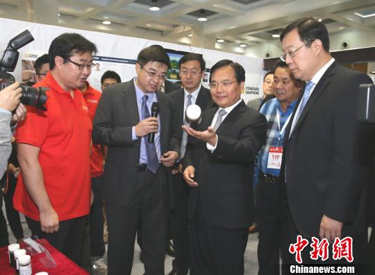 青島市委副書記、市長張新起參觀2015中國國際石墨烯創新大會 青島市委副書記、市長張新起參觀2015中國國際石墨烯創新大會