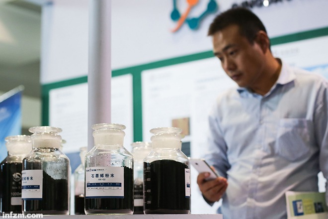 一位與會嘉賓觀摩了解石墨烯原材料 一位與會嘉賓觀摩了解石墨烯原材料