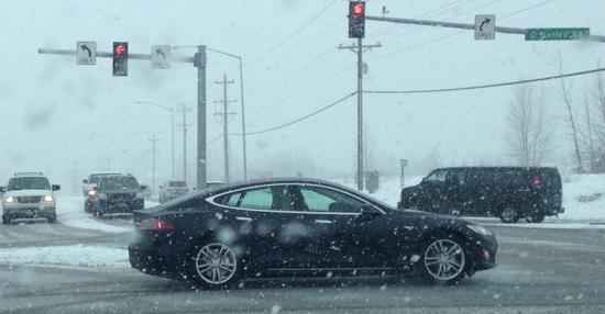 美國阿拉斯加州，一輛在雪天中行駛的特斯拉電動汽車。