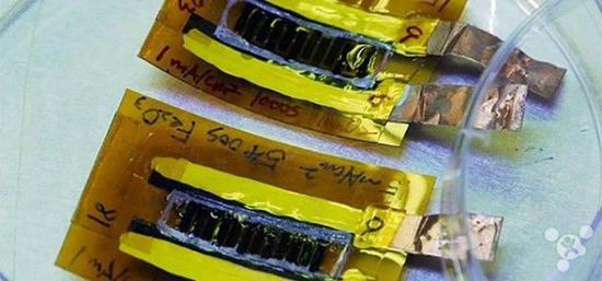 激光誘導(dǎo)石墨烯或?qū)⑷〈纱┐髟O(shè)備的電池