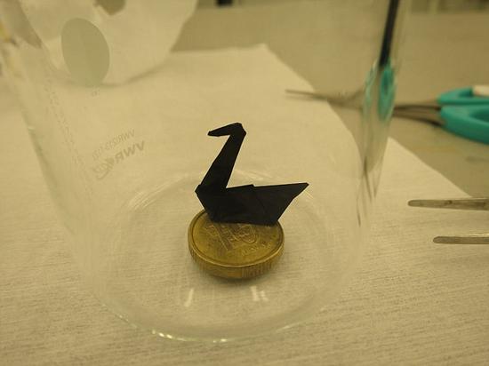 這種紙電池具有紙張一樣的柔軟特性，甚至能折疊成千紙鶴。我們或許很快就能在智能手機、智能手表、筆記本電腦和電視上看到這種紙電池的應用。